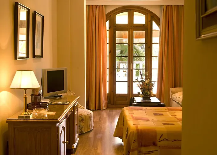 Hotel La Cueva Park 4*