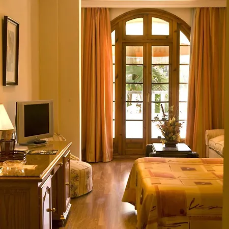 Hotel La Cueva Park 4*